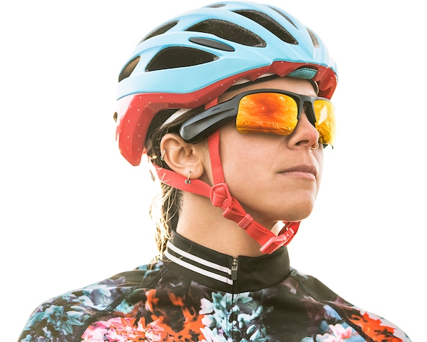 Велосипедист у спортивних аудіоокулярах Bose Frames Tempo