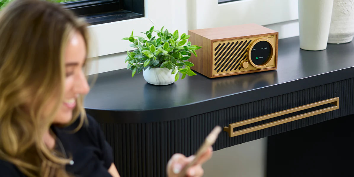 Tivoli Audio Model One Digital Gen 3 в інтер’єрі, варіант 1
