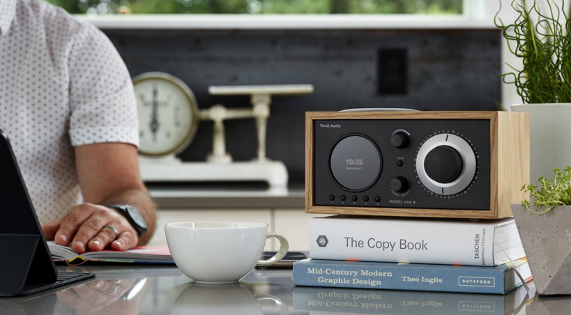 Tivoli Audio Model One+ настільне радіо, вигляд спереду
