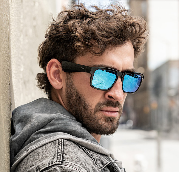 Чоловік слухає музику через Bose Frames Tenor